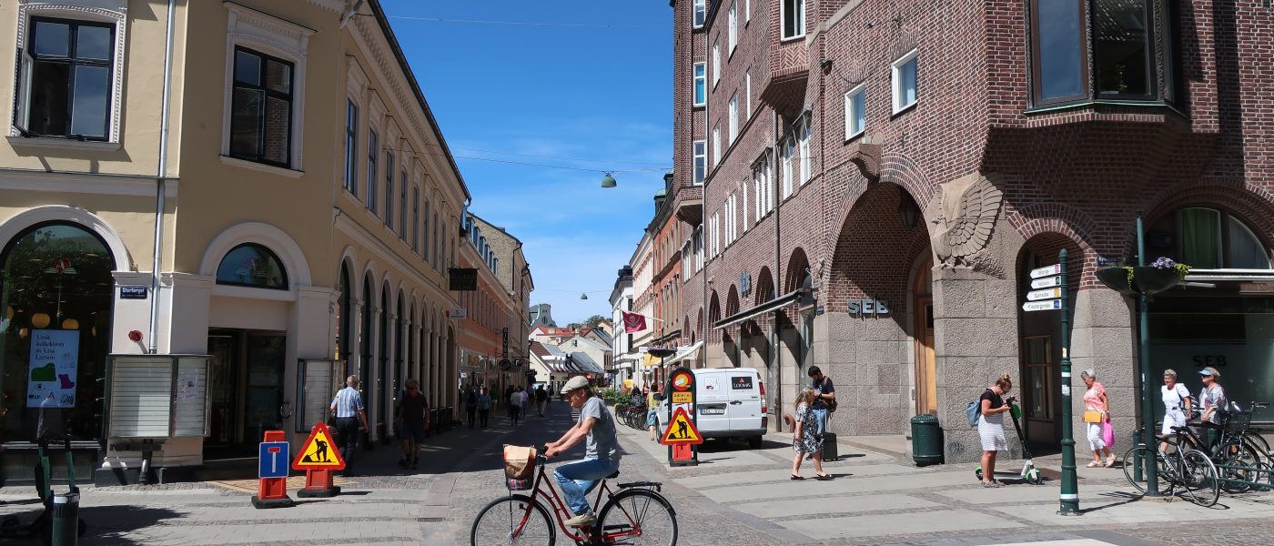 Swedish Association of Local Authorities and Regions (SALAR) - Person riding a bike through the city center in Lund