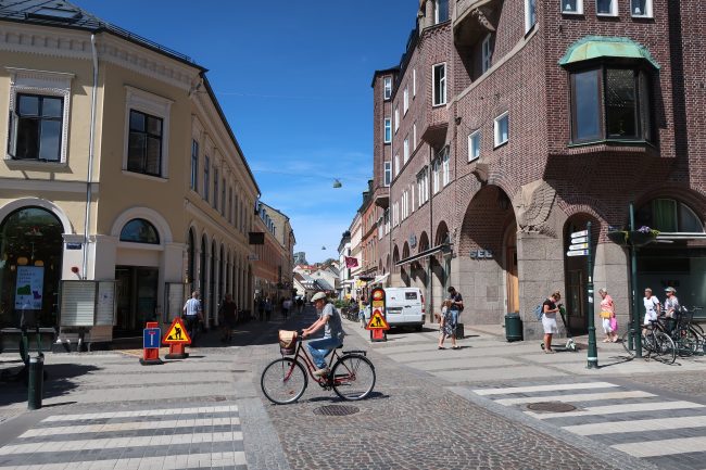 Swedish Association of Local Authorities and Regions (SALAR) - Person riding a bike through the city center in Lund